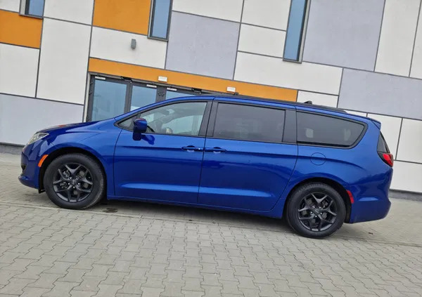 samochody osobowe Chrysler Pacifica cena 114900 przebieg: 68000, rok produkcji 2020 z Tarnów